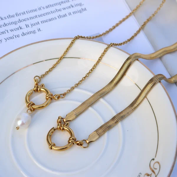 ⁦Fashion 18K Gold Plated Stainless Steel Simple Round Spring Buckle Chain Choker Necklace Layering Necklace for Women Jewelry⁩ - الصورة ⁦4⁩