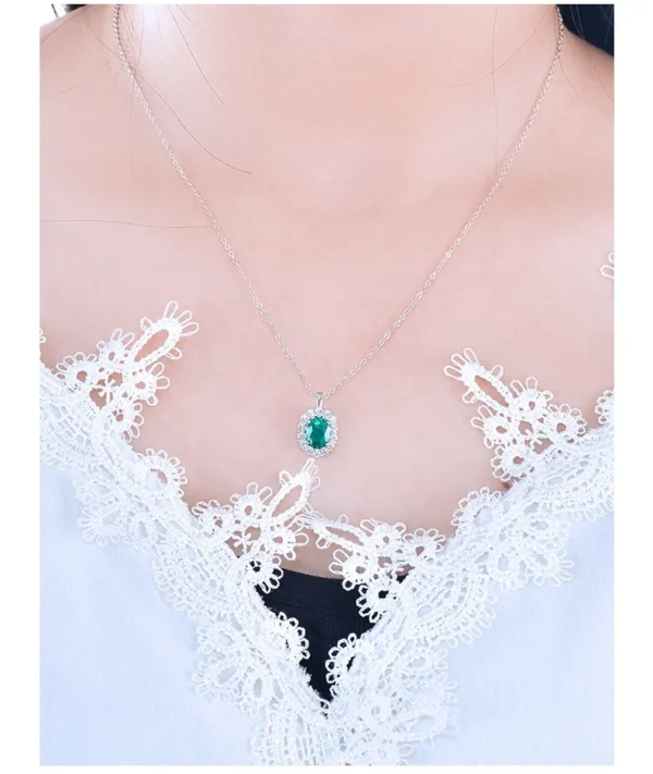 ⁦Fine Jewelry 925 Sterling Silver Oval Cut Synthetic Gemstone 1 Carat Diamond Pendant Green Emerald Necklace⁩ - الصورة ⁦4⁩