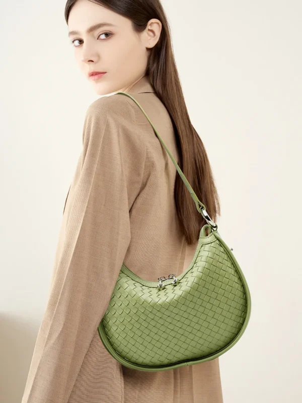 ⁦Custom Ladies Handbags Large Capacity Woven Cowhide Leather Tote Leather Hand Bags for Women Luxury⁩ - الصورة ⁦5⁩