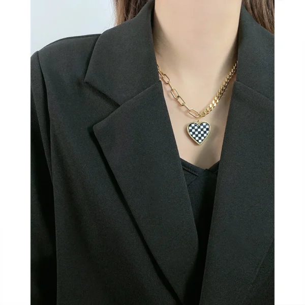 ⁦Fast Delivery High Quality Stainless Steel Jewelry Real 18K Gold Plated Heart Choker Necklace White & Black Checked Pendant⁩ - الصورة ⁦3⁩