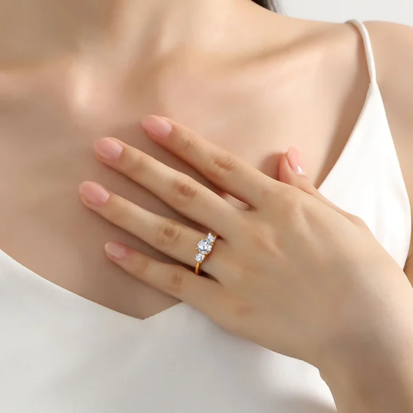 ⁦Classic 3 Stone Design Fine Jewelry Moissanite Engagement Wedding Ring Woman Hollow Genuine 18K Gold Rings Bijoux⁩ - الصورة ⁦5⁩