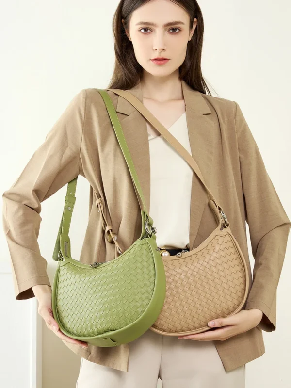 ⁦Custom Ladies Handbags Large Capacity Woven Cowhide Leather Tote Leather Hand Bags for Women Luxury⁩ - الصورة ⁦2⁩